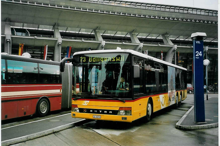 (060'534) - Bucheli, Luzern - Nr. 27/LU 15'711 - Setra am 26. Mai 2003 beim Bahnhof Luzern