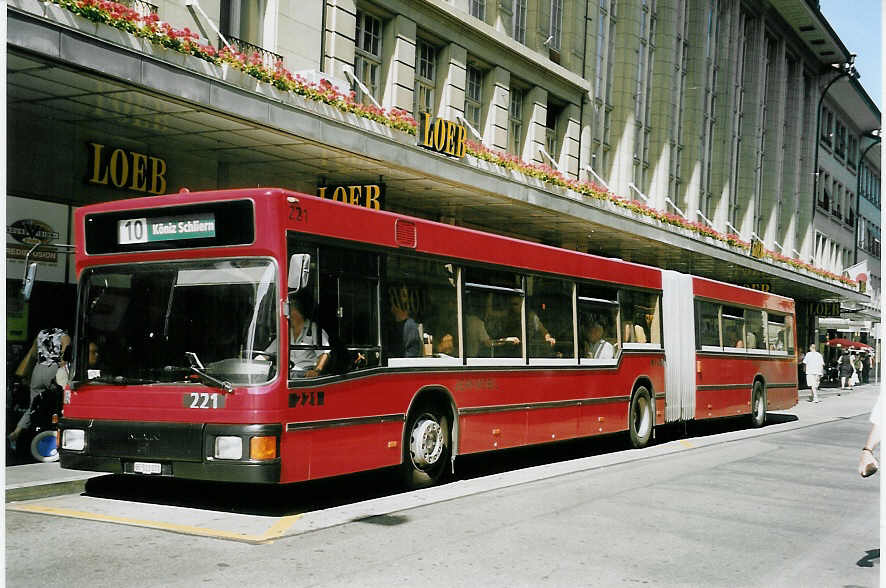 (060'629) - Bernmobil, Bern - Nr. 221/BE 513'221 - MAN am 13. Juni 2003 beim Bahnhof Bern