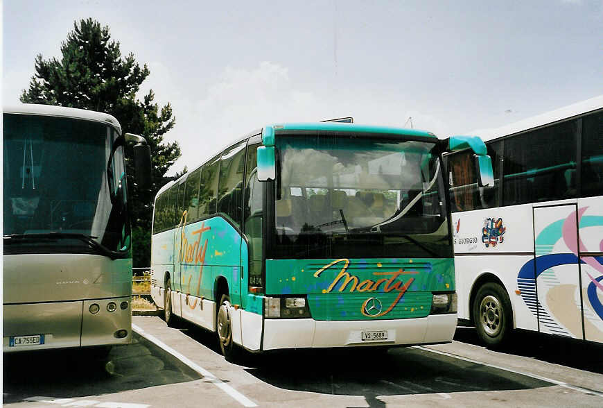 (060'706) - Marty, Varen - VS 5689 - Mercedes am 16. Juni 2003 beim Bahnhof Interlaken West