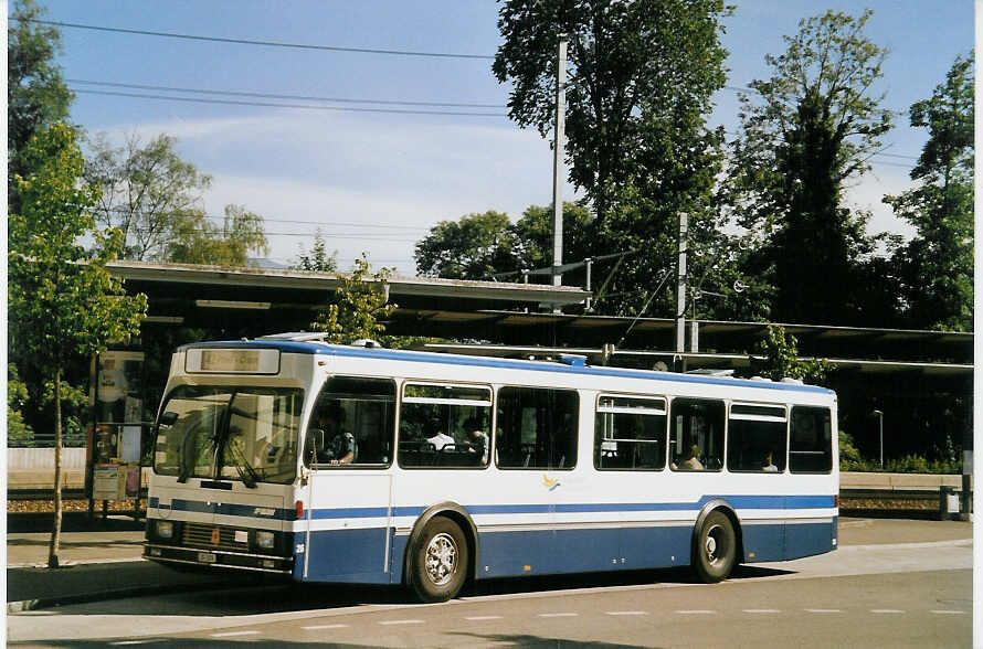 (061'126) - ZVB Zug - Nr. 26/ZG 3376 - FBW/R&J am 21. Juni 2003 beim Bahnhof Cham