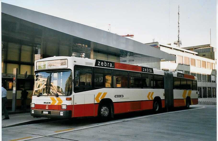 (061'605) - RVBW Wettingen - Nr. 114/AG 226'219 - MAN/R&J am 19. Juli 2003 beim Bahnhof Baden