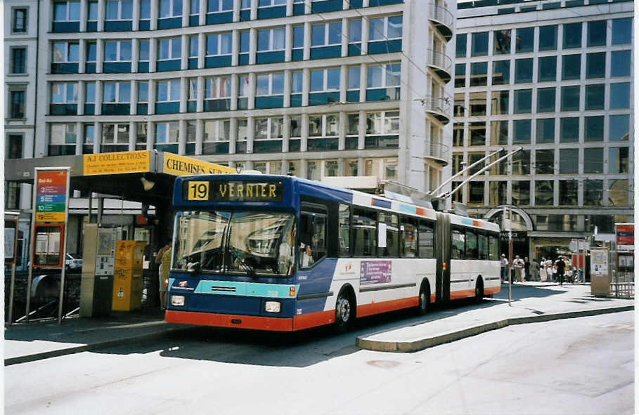 (062'616) - TPG Genve - Nr. 702 - NAW/Hess Gelenktrolleybus am 4. August 2003 in Genve, Bel-Air