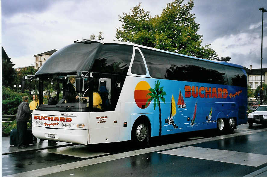 (062'802) - Buchard, Leytron - VS 240'470 - Neoplan am 30. August 2003 beim Bahnhof Yverdon