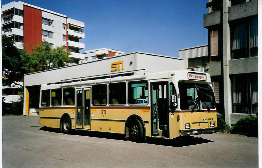 (063'237) - STI Thun - Nr. 57/BE 413'457 - Saurer/R&J am 4. September 2003 in Thun, Garage