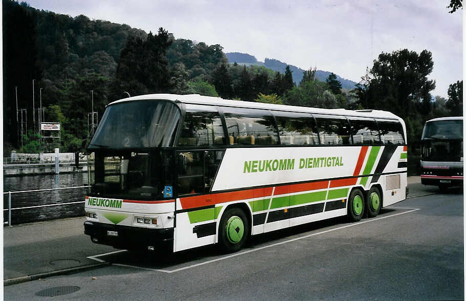 (063'402) - Neukomm, Horboden - BE 200'789 - Neoplan am 10. September 2003 bei der Schifflndte Thun