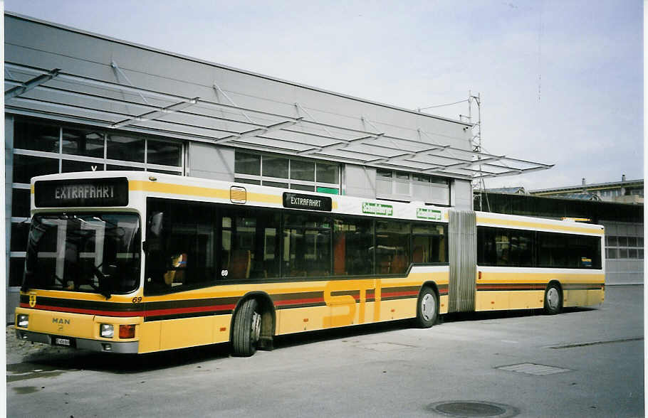 (063'627) - STI Thun - Nr. 69/BE 456'869 - MAN am 28. September 2003 in Thun, Garage