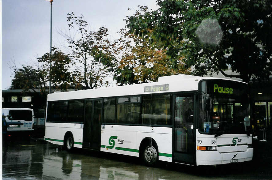 (063'711) - BOS Wil - Nr. 19/SG 3309 - Volvo/Hess am 9. Oktober 2003 beim Bahnhof Wil