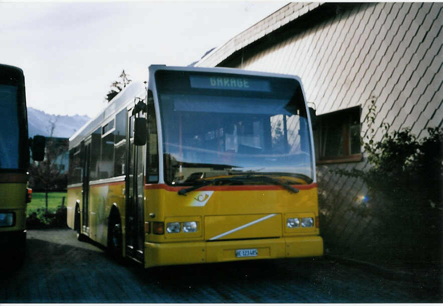 (063'936) - AVBB Schwanden - Nr. 1/BE 123'485 - Volvo/Berkhof am 11. Oktober 2003 in Meiringen, Garage AVG