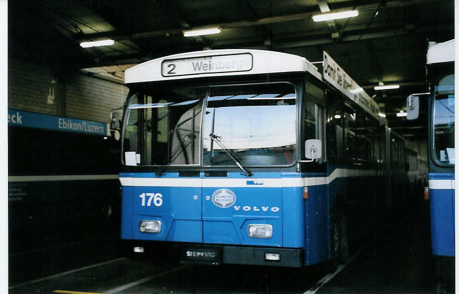 (064'030) - VBL Luzern - Nr. 176 - Volvo/Hess Gelenktrolleybus am 11. Oktober 2003 in Luzern, Depot