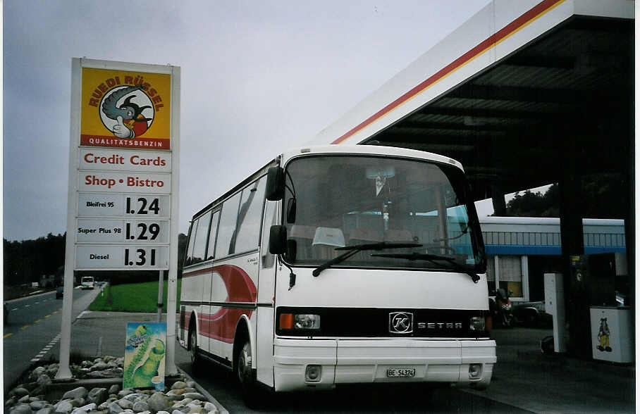 (064'115) - Gohl, Btzberg - BE 54'324 - Setra am 12. Oktober 2003 in Herzogenbuchsee, Tankstelle