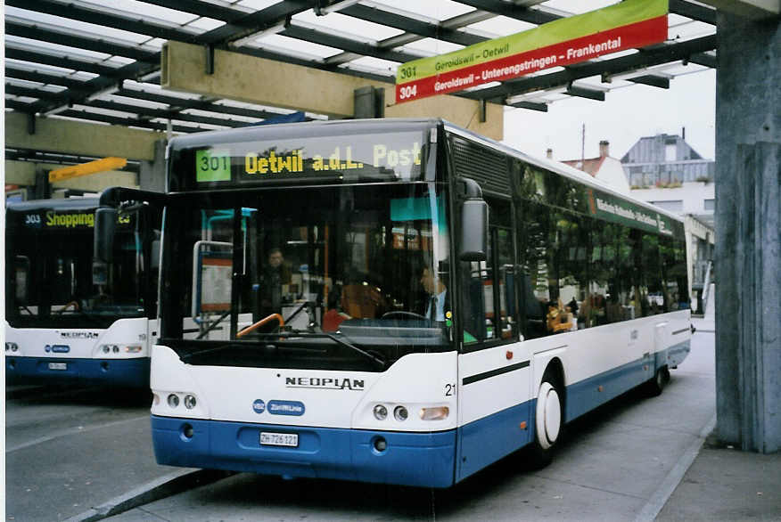 (064'217) - Limmat Bus, Dietikon - Nr. 21/ZH 726'121 - Neoplan am 18. Oktober 2003 beim Bahnhof Dietikon