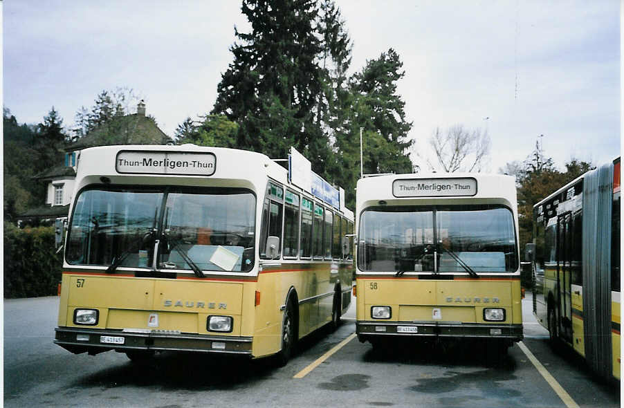 (064'436) - STI Thun - Nr. 57/BE 413'457 + Nr. 58/BE 413'458 - Saurer/R&J am 13. Dezember 2003 bei der Schifflndte Thun