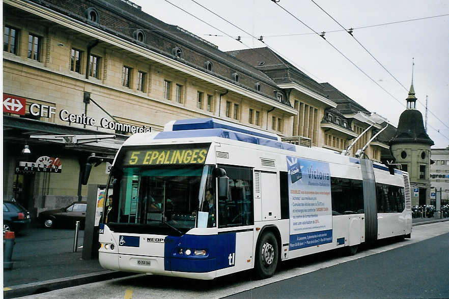 (064'615) - TL Lausanne - Nr. 804/VD 350'166 - Neoplan Gelenkduobus am 29. November 2003 beim Bahnhof Lausanne