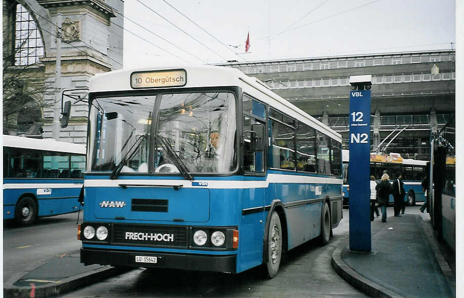 (064'835) - Bucheli, Kriens - Nr. 3/LU 15'642 - NAW/FHS am 27. Dezember 2003 beim Bahnhof Luzern