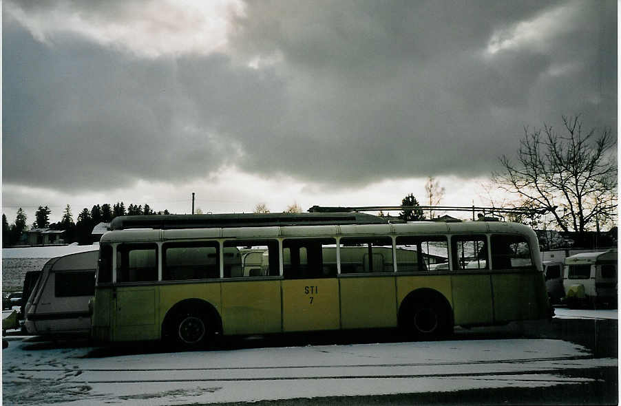 (065'216) - STI Thun - Nr. 7 - Berna/Gangloff Trolleybus am 25. Januar 2004 in Niederscherli