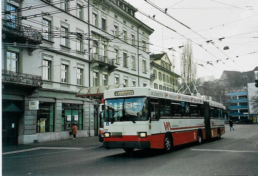 (065'514) - WV Winterthur - Nr. 127 - Saurer/FHS Gelenktrolleybus am 16. Februar 2004 beim Hauptbahnhof Winterthur