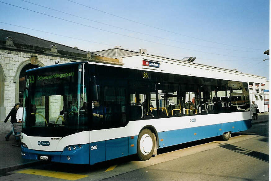 (065'527) - VBZ Zrich - Nr. 246/ZH 726'246 - Neoplan am 16. Februar 2004 beim Bahnhof Zrich-Oerlikon