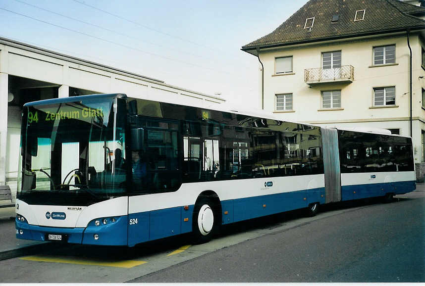 (065'530) - VBZ Zrich - Nr. 524/ZH 726'524 - Neoplan am 16. Februar 2004 beim Bahnhof Zrich-Oerlikon