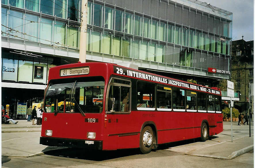 (065'911) - Bernmobil, Bern - Nr. 109/BE 500'109 - Volvo/R&J am 7. Mrz 2004 beim Bahnhof Bern