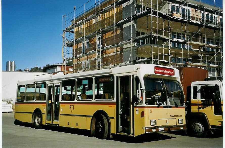 (066'026) - STI Thun - Nr. 59/BE 413'459 - Saurer/R&J am 15. Mrz 2004 in Thun, Garage