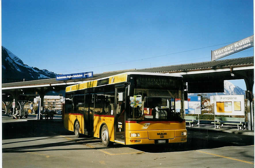 (066'034) - PostAuto Berner Oberland - BE 615'388 - MAN/Gppel (ex P 23'032) am 17. Mrz 2004 beim Bahnhof Interlaken West