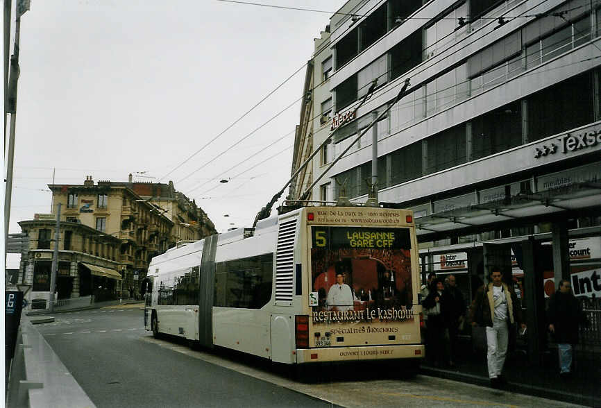 (066'205) - TL Lausanne - Nr. 827/VD 393'346 - Neoplan Gelenkduobus am 21. Mrz 2004 beim Bahnhof Lausanne