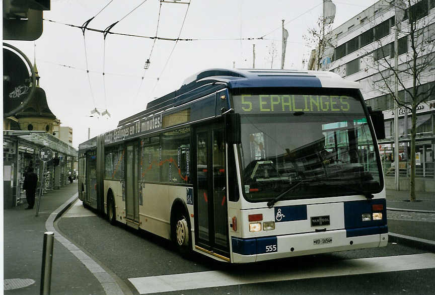 (066'207) - TL Lausanne - Nr. 555/VD 1654 - Van Hool am 21. Mrz 2004 beim Bahnhof Lausanne