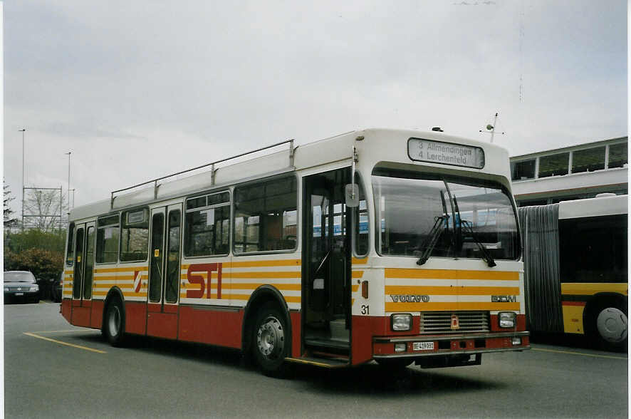 (066'514) - STI Thun - Nr. 31/BE 419'031 - Volvo/R&J (ex SAT Thun Nr. 31) am 17. April 2004 bei der Schifflndte Thun