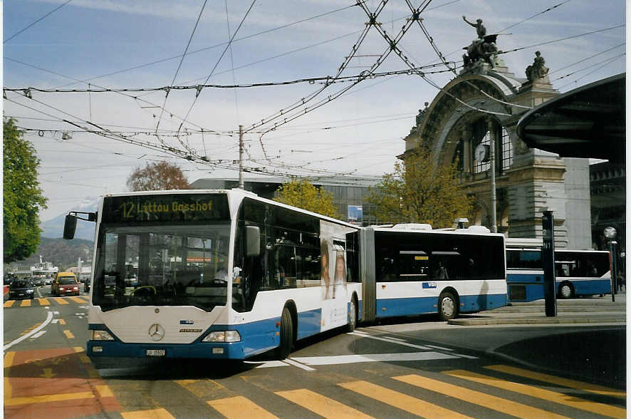 (066'917) - Heggli, Kriens - Nr. 712/LU 15'502 - Mercedes am 22. April 2004 beim Bahnhof Luzern