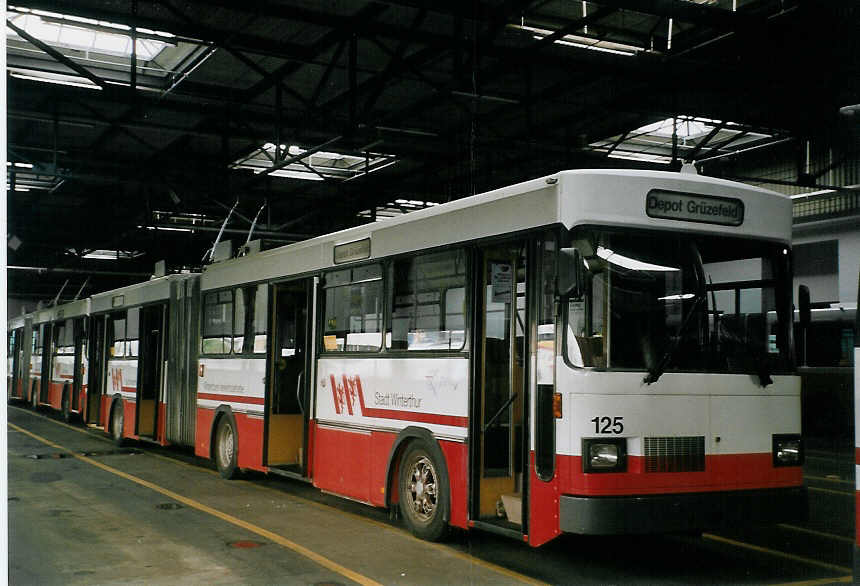 (067'034) - WV Winterthur - Nr. 125 - Saurer/FHS Gelenktrolleybus am 24. April 2004 in Winterthur, Depot Grzefeld