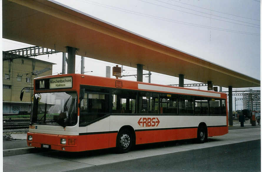 (067'507) - RBS Worblaufen - Nr. 1/BE 332'121 - MAN am 13. Mai 2004 beim Bahnhof Zollikofen