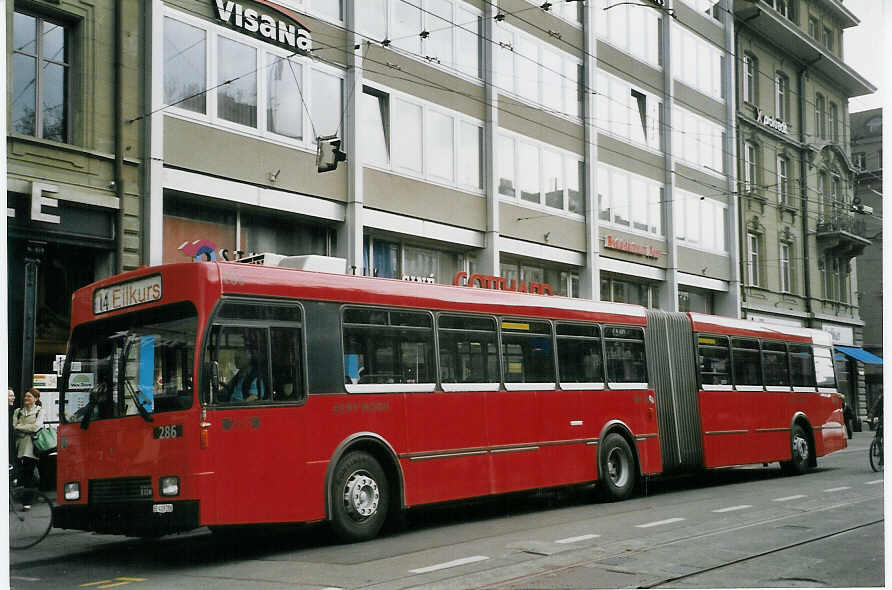 (067'519) - Bernmobil, Bern - Nr. 286/BE 419'286 - Volvo/R&J-Hess-Gangloff am 13. Mai 2004 beim Bahnhof Bern