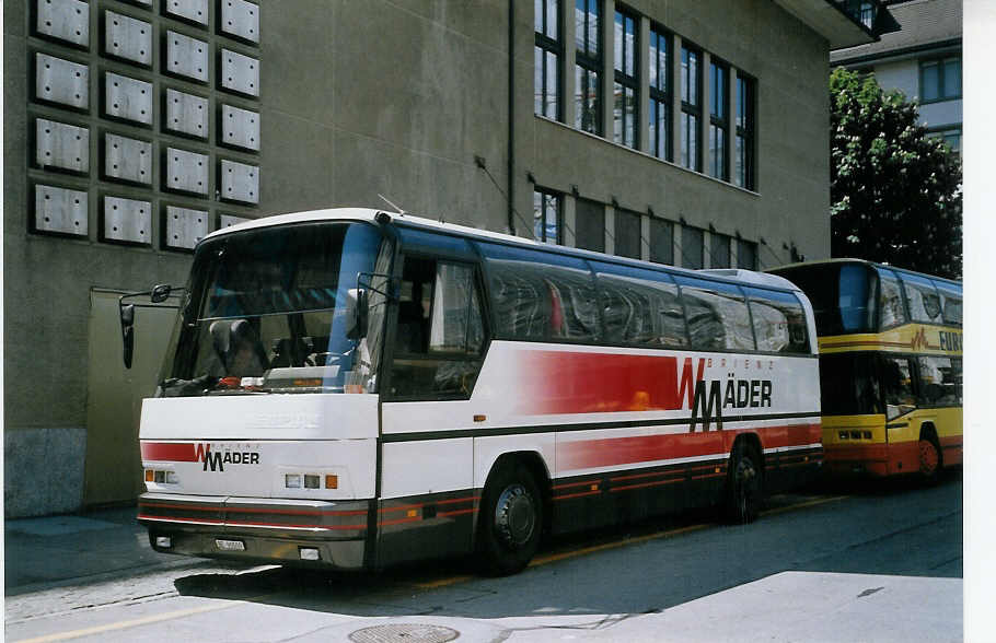 (067'616) - Mder, Schwanden - BE 90'509 - Neoplan am 20. Mai 2004 in Zrich, Kongresshaus