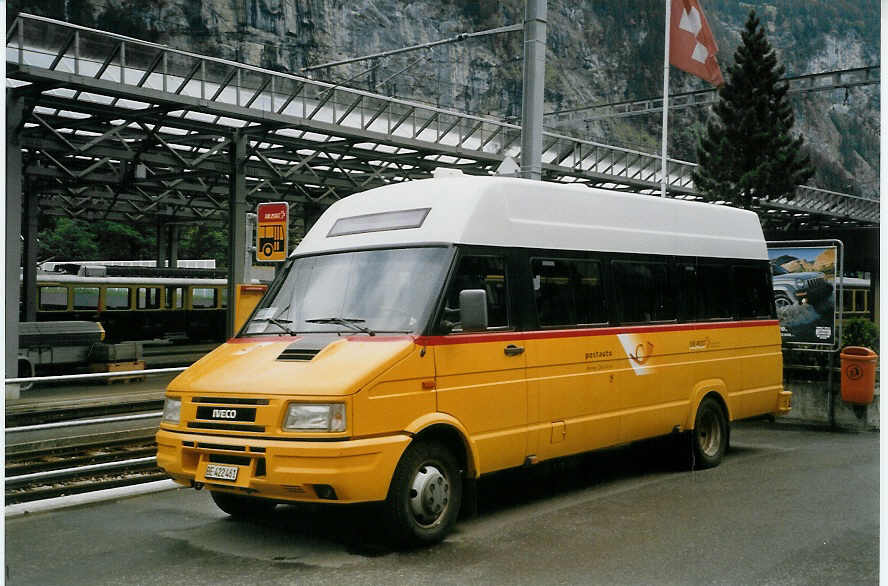 (068'236) - AVG Meiringen - Nr. 61/BE 422'461 - Iveco am 13. Juni 2004 beim Bahnhof Lauterbrunnen