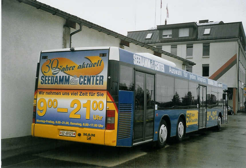 (068'619) - Schuler, Feusisberg - SZ 69'123 - MAN am 19. Juni 2004 in Pfffikon, Garage