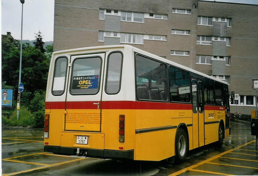 (068'620) - Schuler, Feusisberg - SZ 1787 - NAW/Hess am 19. Juni 2004 beim Bahnhof Pfffikon