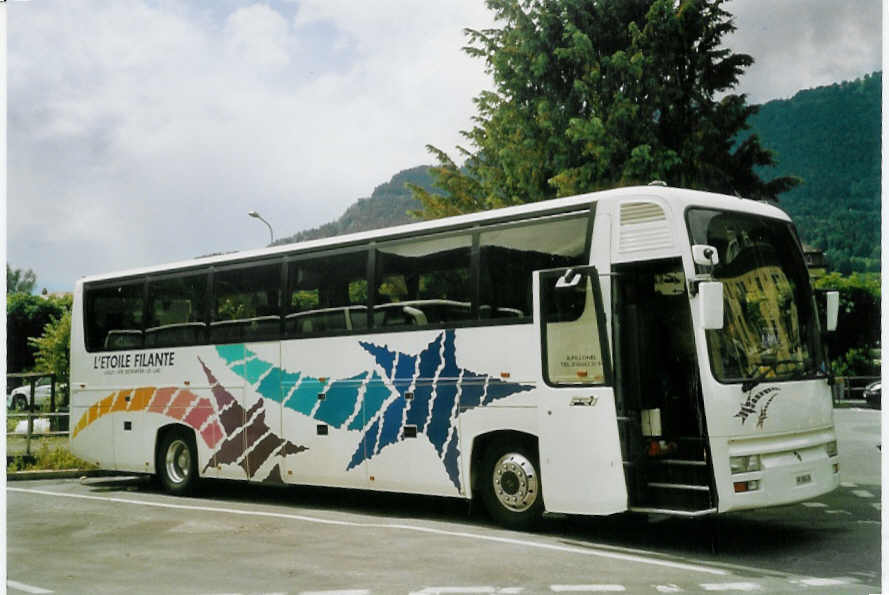 (068'712) - Pillonel, Lully - FR 300'476 - Renault am 20. Juni 2004 beim Bahnhof Interlaken West