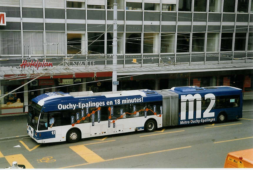 (069'114) - TL Lausanne - Nr. 555/VD 1654 - Van Hool am 8. Juli 2004 in Lausanne, Place Riponne