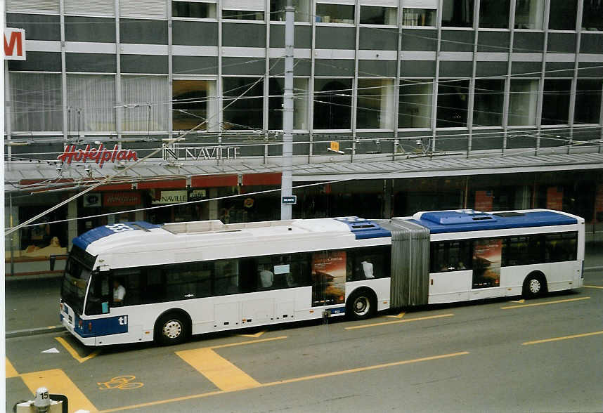 (069'126) - TL Lausanne - Nr. 553/VD 1651 - Van Hool am 8. Juli 2004 in Lausanne, Place Riponne