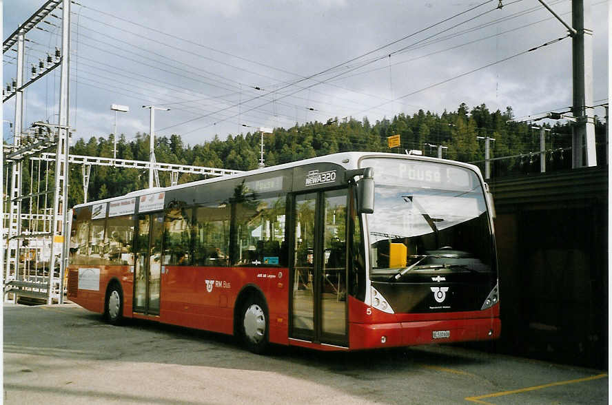 (069'405) - AOE Langnau - Nr. 5/BE 530'606 - Van Hool am 10. Juli 2004 beim Bahnhof Langnau