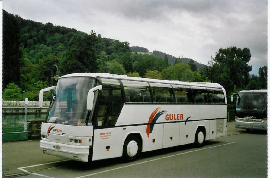 (069'411) - Guler, Sent - GR 14'955 - Neoplan am 11. Juli 2004 bei der Schifflndte Thun