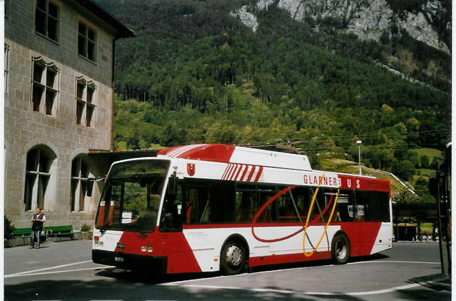 (069'505) - Niederer, Filzbach - Nr. 11/GL 46 - Van Hool am 17. Juli 2004 beim Bahnhof Glarus