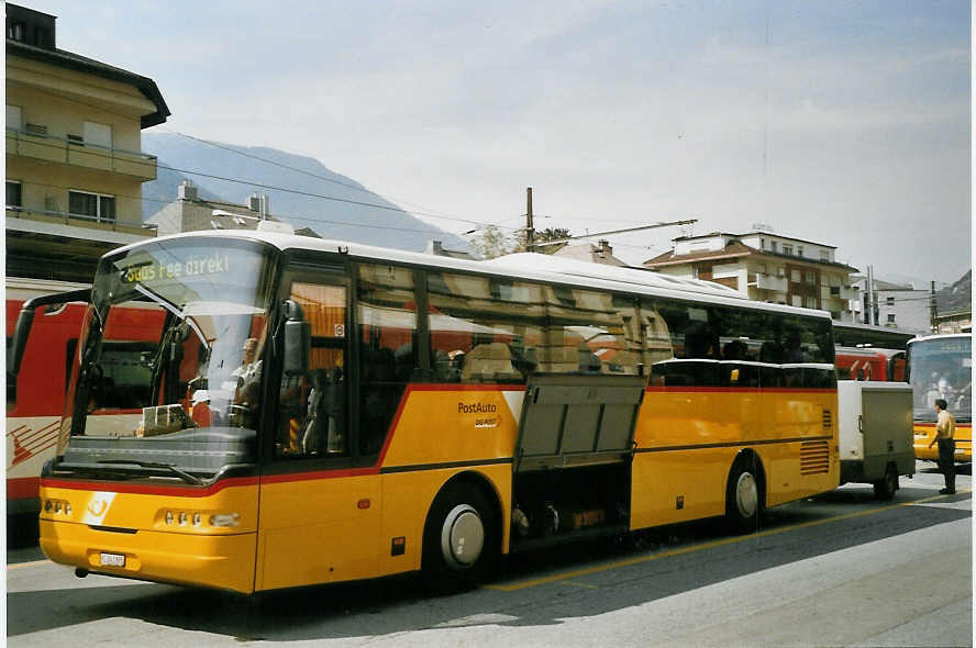 (069'809) - PostAuto Oberwallis - VS 243'895 - Neoplan (ex P 25'171) am 31. Juli 2004 beim Bahnhof Brig