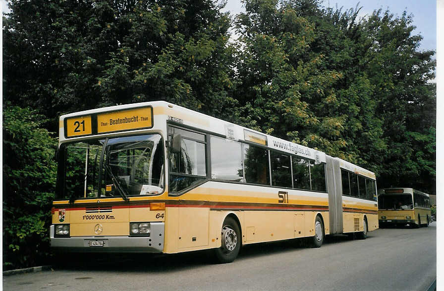 (069'930) - STI Thun - Nr. 64/BE 434'764 - Mercedes am 14. August 2004 bei der Schifflndte Thun