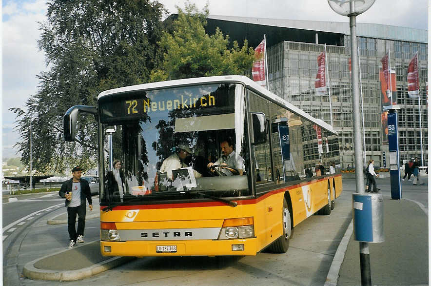 (070'327) - Stirnimann, Neuenkirch - Nr. 45/LU 137'763 - Setra am 21. August 2004 beim Bahnhof Luzern