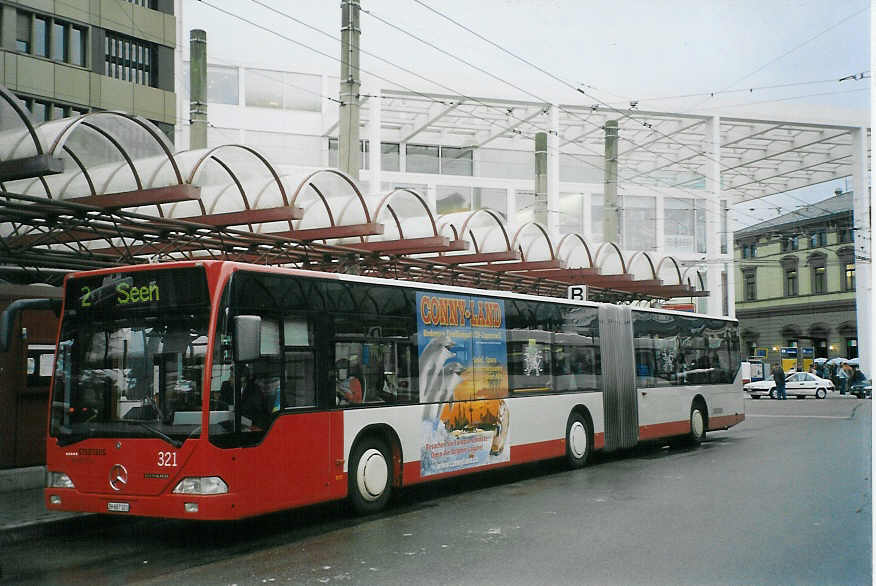 (071'103) - SW Winterthur - Nr. 321/ZH 687'321 - Mercedes am 15. September 2004 beim Hauptbahnhof Winterthur