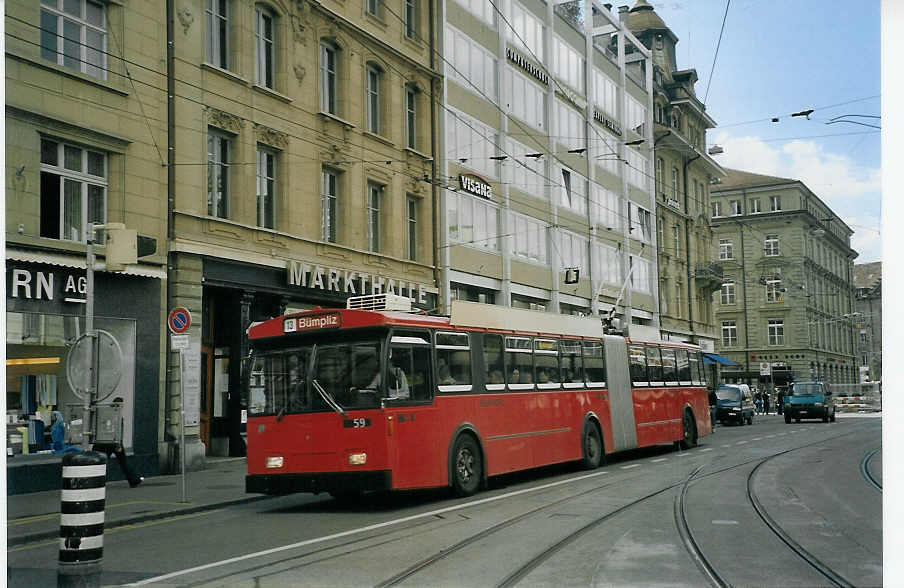 (071'216) - Bernmobil, Bern - Nr. 59 - FBW/Hess Gelenktrolleybus am 24. September 2004 beim Bahnhof Bern