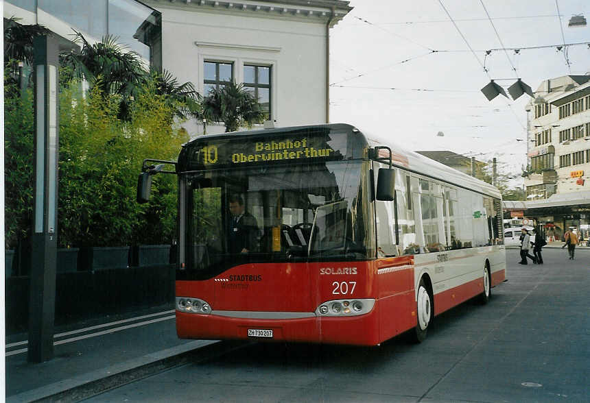 (071'430) - SW Winterthur - Nr. 207/ZH 730'207 - Solaris am 4. Oktober 2004 beim Hauptbahnhof Winterthur