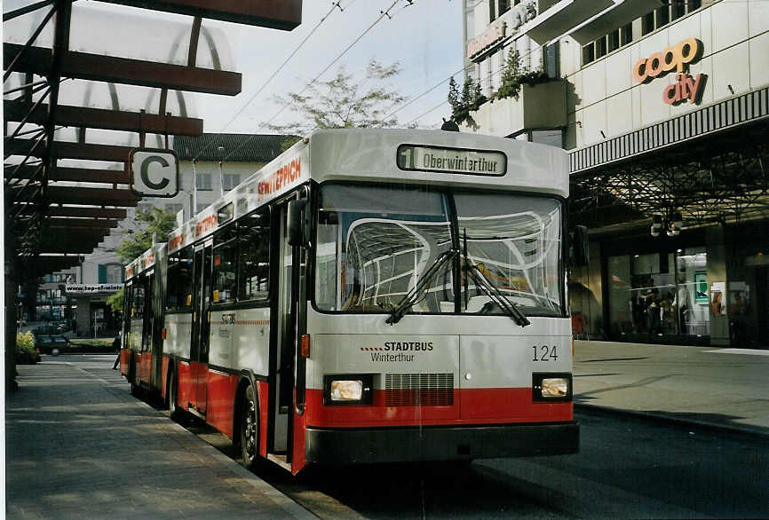 (071'502) - SW Winterthur - Nr. 124 - Saurer/FHS Gelenktrolleybus am 4. Oktober 2004 beim Hauptbahnhof Winterthur