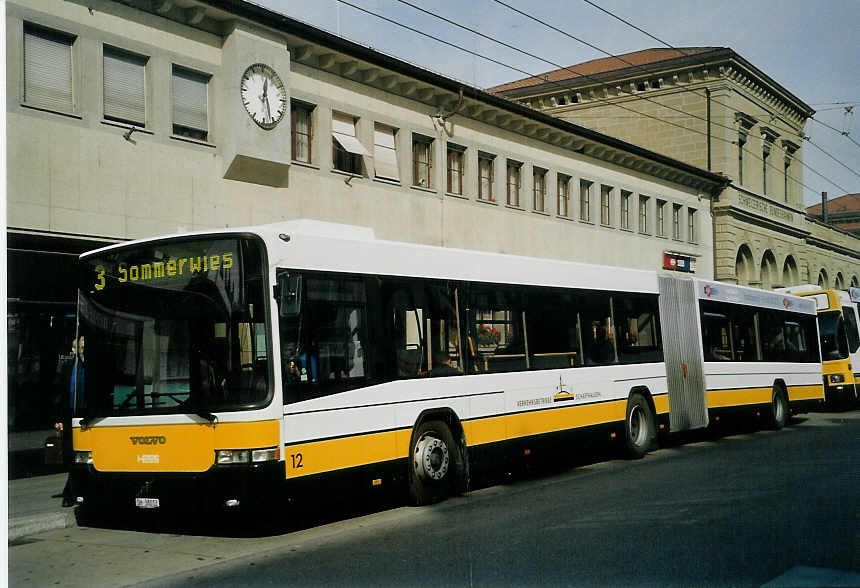 (071'519) - VBSH Schaffhausen - Nr. 12/SH 38'012 - Volvo/Hess am 4. Oktober 2004 beim Bahnhof Schaffhausen